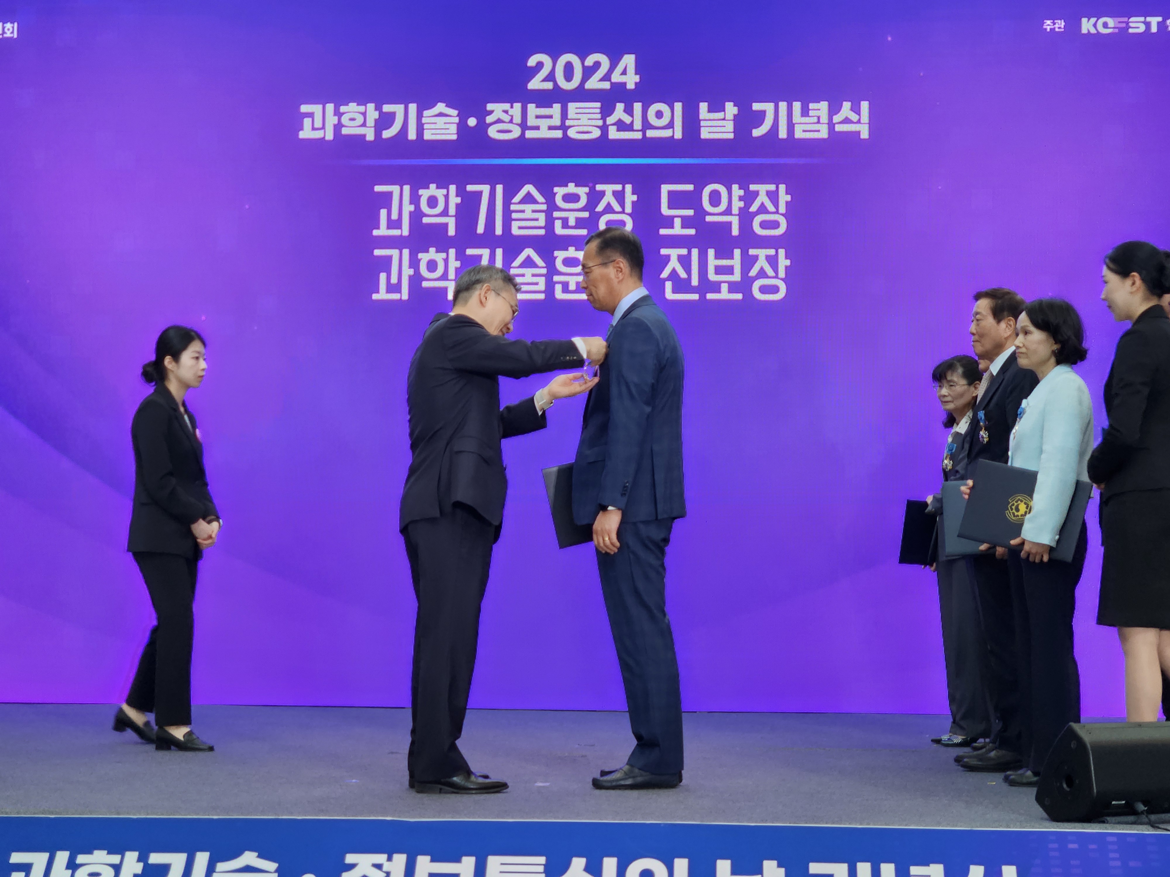 240422 장암교수님_과학기술훈장 진보장.jpg